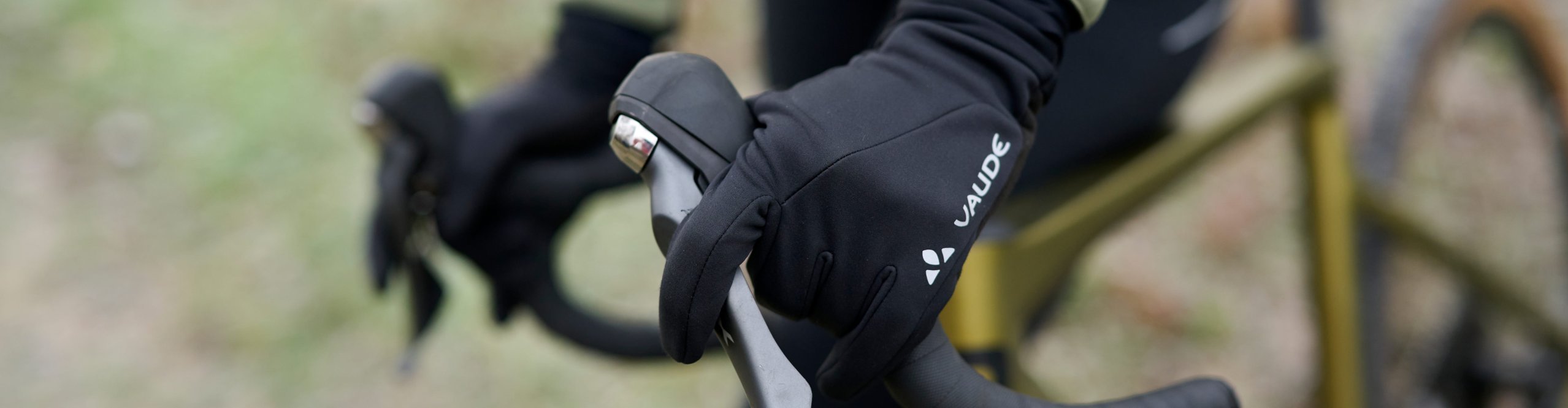 Detailaufnahme von Händen mit Vaude Handschuhen die an einen Dropbar-Lenker greifen