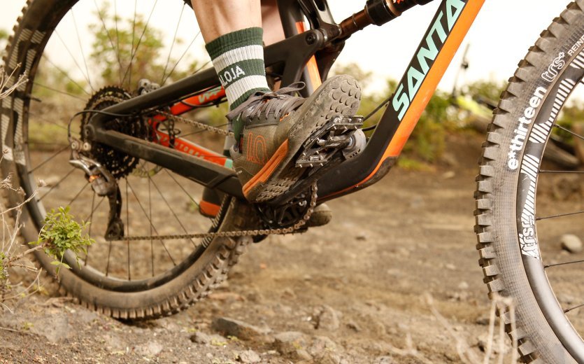 Mit Flat-Pedalen hast Du jedoch mehr Freiheit, mit Deiner Fußposition zu spielen und sie der Fahrsituation anzupassen.