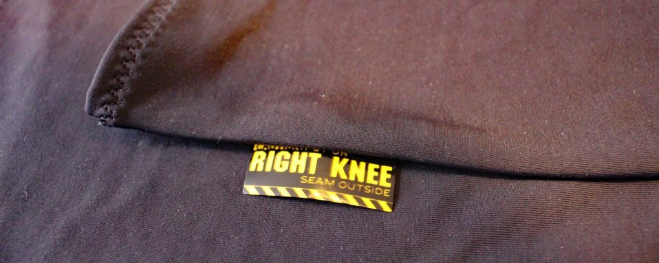 Zum Unterscheiden ist der rechte KneeWarmer mit einem Label versehen.
