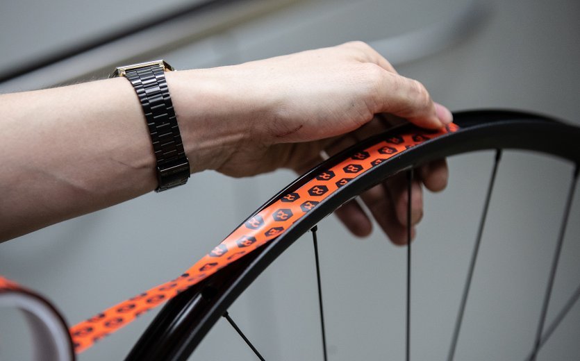 bc basic Pro Tubeless Felgenband wird auf eine Felge aufgezogen.