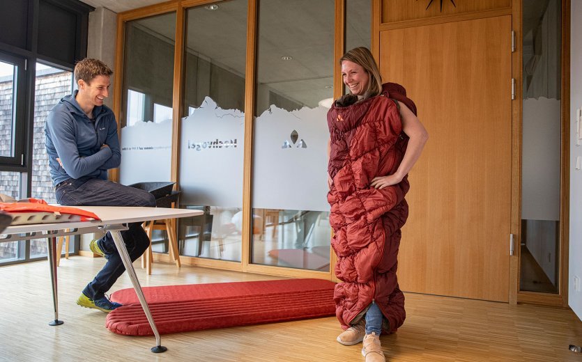 bc-Brandmanagerin Svenja trägt einen Schlafsack wie eine Jacke.