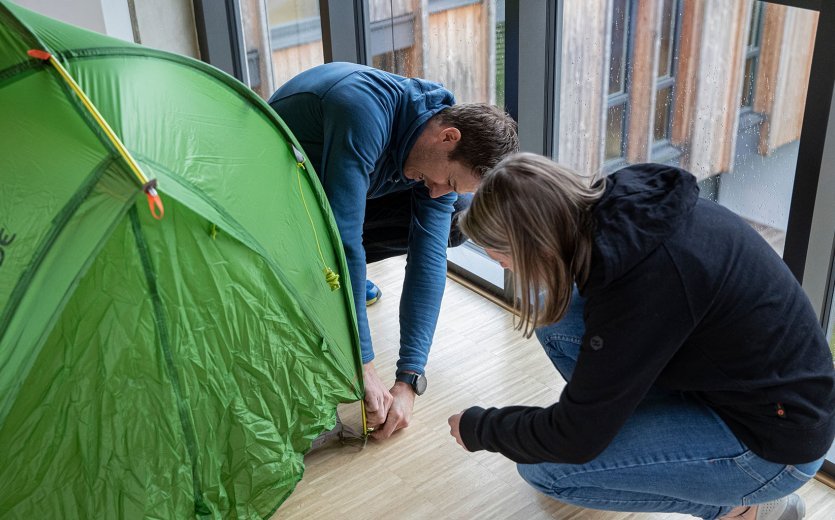 bc-Brandmanagerin Svenja und Vaude-Produktmanager Markus montieren ein Zeltgestänge.