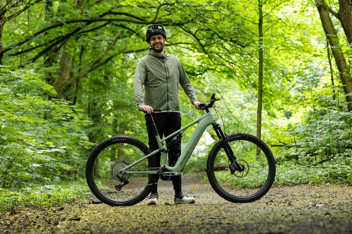 bc-Tester Berno steht mit dem Specialized Turbo Levo R im Wald