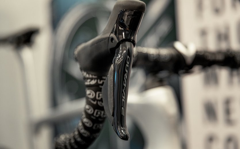 Detalle de una maneta de cambios/frenos Shimano Dura-Ace Di2.