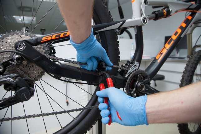 Halte die Kette beim Cutten fest, damit sie Dir nicht Dein Bike verkrazt.