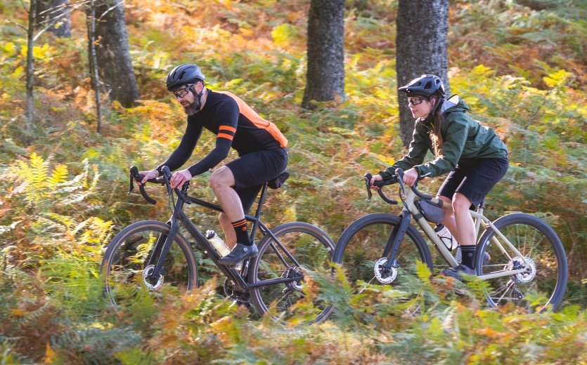 La position assise sur le vélo de gravel est souvent un bon mélange de tous les mondes du cyclisme.