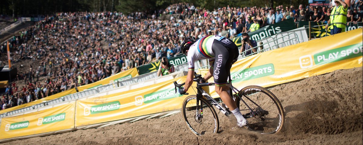 Wout fliegt durch den Sand.