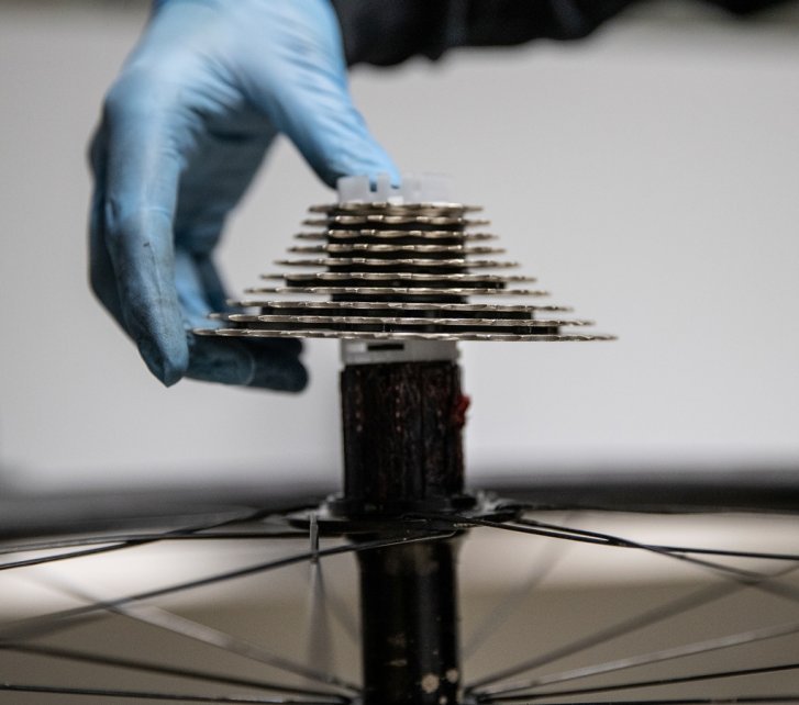 Montando un cassette a la rueda libre correspondiente en la rueda trasera de bicicleta de ruta.