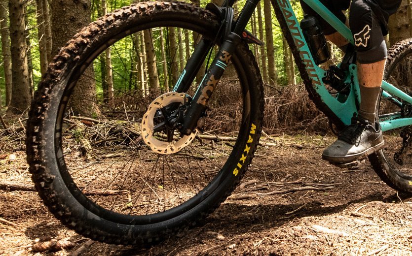 Ou plutôt d'un frein à disque ? Les jantes pour freins sur jante peuvent certes être utilisées pour un set de roues à disque. Cependant, à l'inverse, les jantes Disc ne sont pas compatibles avec les freins sur jante.