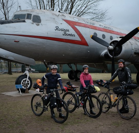 Marcel, Linda und Christian vor dem Rosinen Bomber am Start des Candy B. 