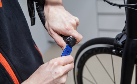Enfernen der Lenkerstopfen.