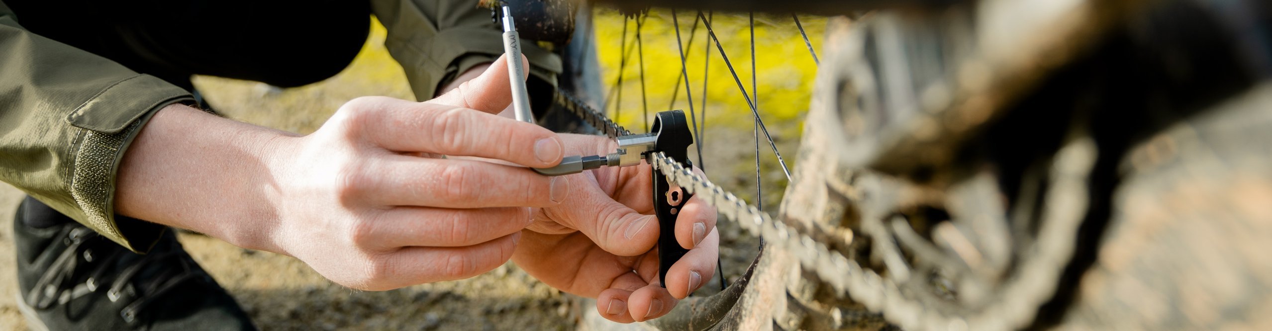 Radfahrer nietet Fahrradkette mit dem Coworking5 Multitool von Daysaver