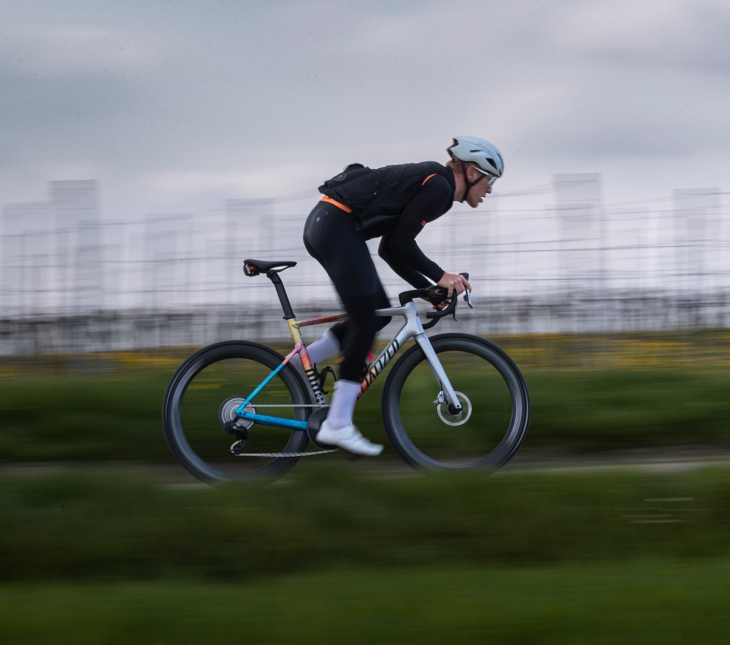 Dynamisches Bild von einem Rennrad mit SRAM Schaltgruppe in Aktion