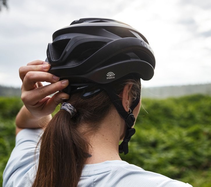 Susanne from the bike-components Social Media Team tests the ponytail feature of her helmet.