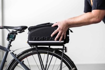 Topeak MTX QuickTrack System an der TrunkBag beim Aufschieben auf den Gepäckträger