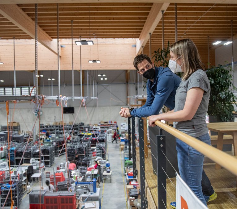 bc-Brandmanagerin Svenja und Vaude-Produktmanager Markus überblicken das VAUDE Lager.