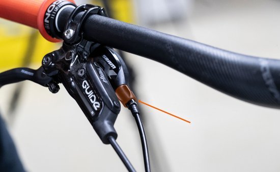 The barrel adjuster for cable tension is shown here. On MTB setups, it is located directly on the handlebar within easy reach. An arrow indicates the exact position.