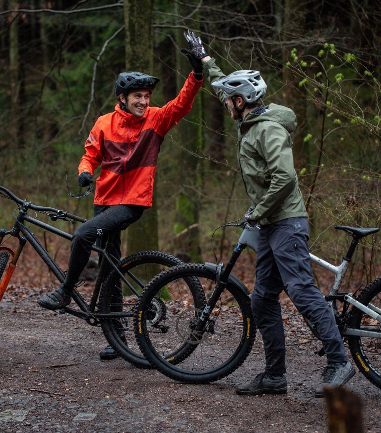 beide Tester klatschen sich nach dem Trail ab