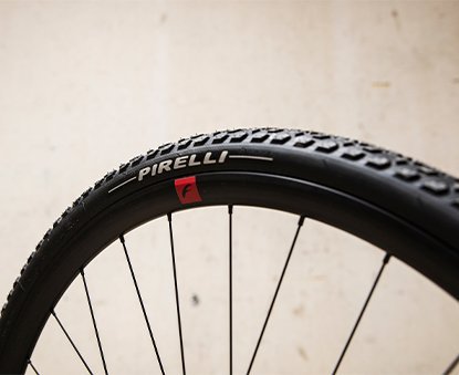 Pirelli Cinturato vor Betonwand