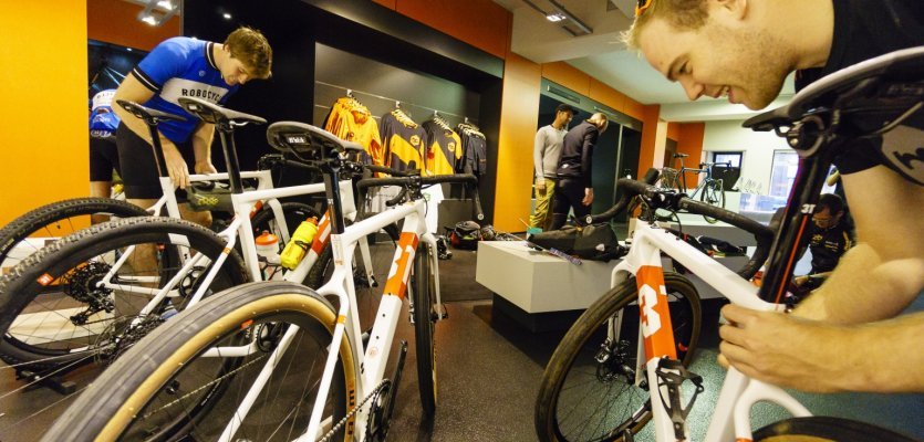 Jef and Jonas are prepping the bikes.