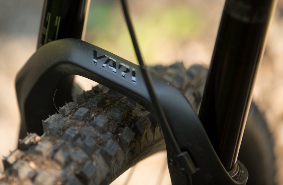 The RockShox Yari RC 160 mm fork keeps downhill riding smooth.