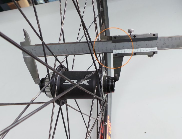 Up until now, the common axle width for a front wheel was 100 mm.