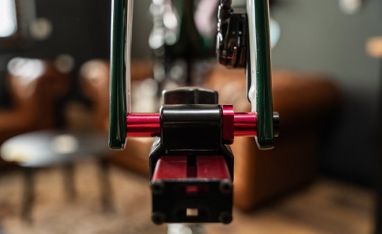 El soporte de la horquilla se puede ajustar individualmente y, gracias a los distintos adaptadores, es apto para todos los estándares de ejes. 