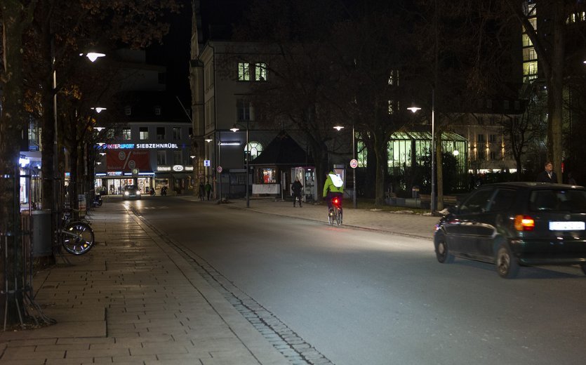 Radfahrer im abendlichen Stadtverkehr.