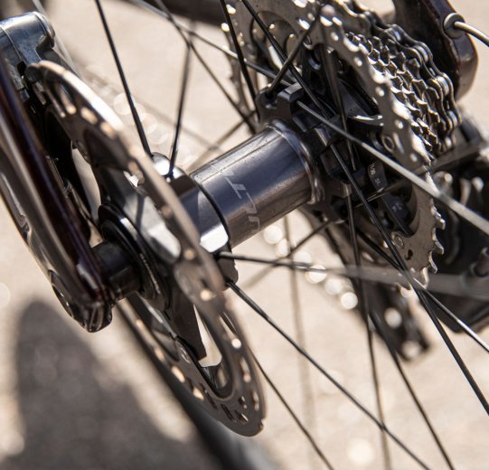 Abgebildet ist die Hinterradnabe des Shimano Ultegra C36-Laufradsatzes.