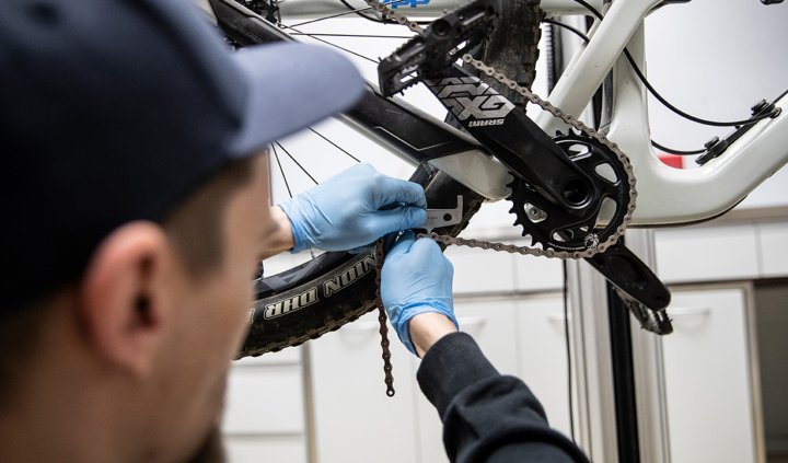 bc Mechaniker Thomas ermittelt die erforderliche Kettenlänge.