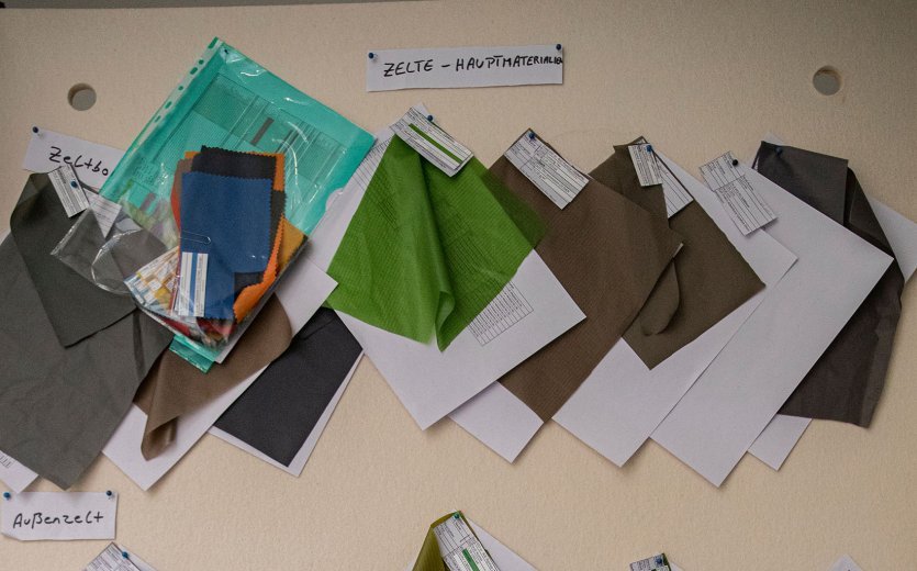 En la pared móvil se ven varios materiales de carpas del departamento desarrollo de productos de VAUDE.