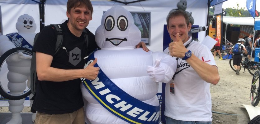 Benny mit Roland Golderer und Bib dem Michelinmännchen am Stand von Michelin
