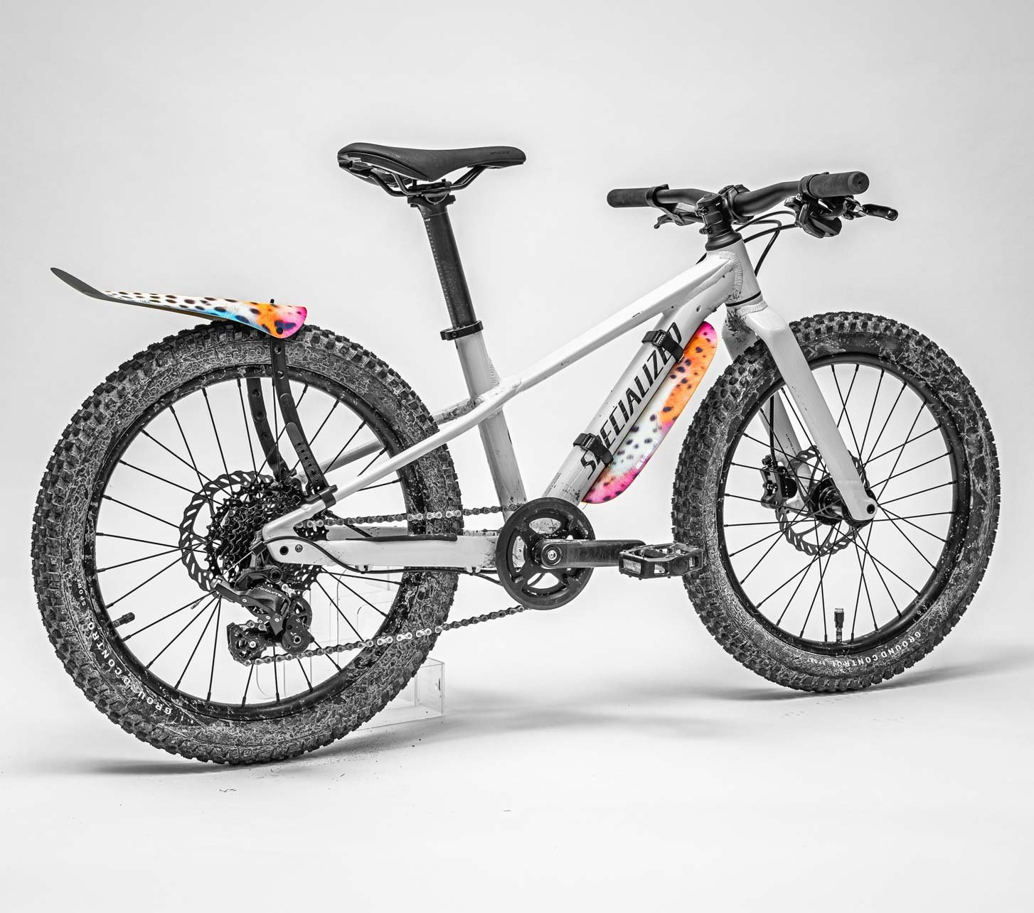 Guardabarros Bumbinos con diseños coloridos para bicicletas MTB infantiles en una bicicleta Specialized