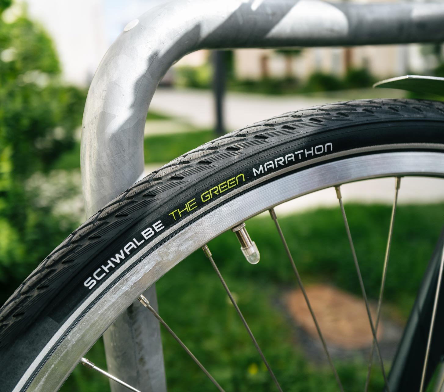 Gros plan sur un pneu vélo Schwalbe Marathon Green monté sur la roue avant d’un vélo de trekking – pneu durable pour la ville et le touring avec matériaux recyclés