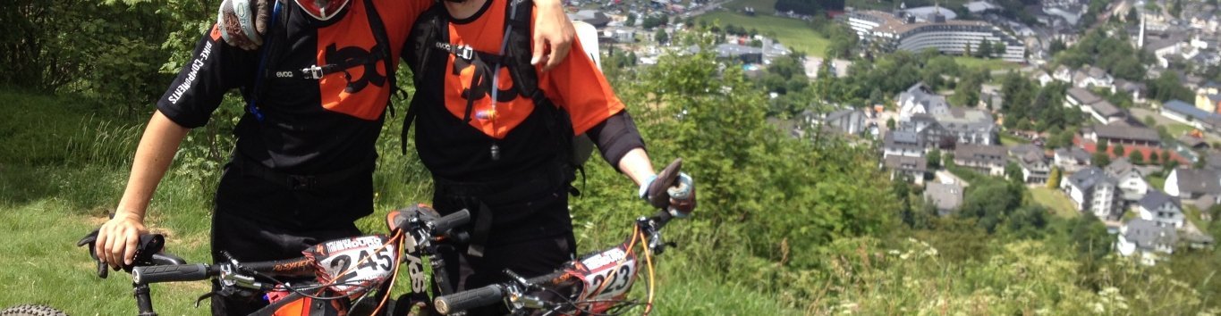 Christoph und Benny von bike-components beim Endurorennen in Willingen 2014 vor der letzten Stage