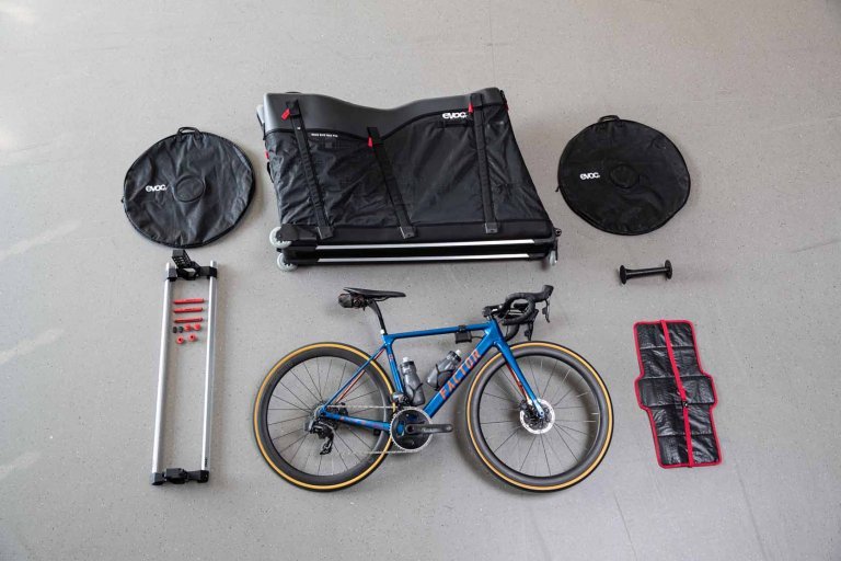 Die Road Bike Bag Pro von evoc ist eine revolutionäre, hybride Reisetasche mit schlagfestem Deckel für Renn- und Triathlonräder.