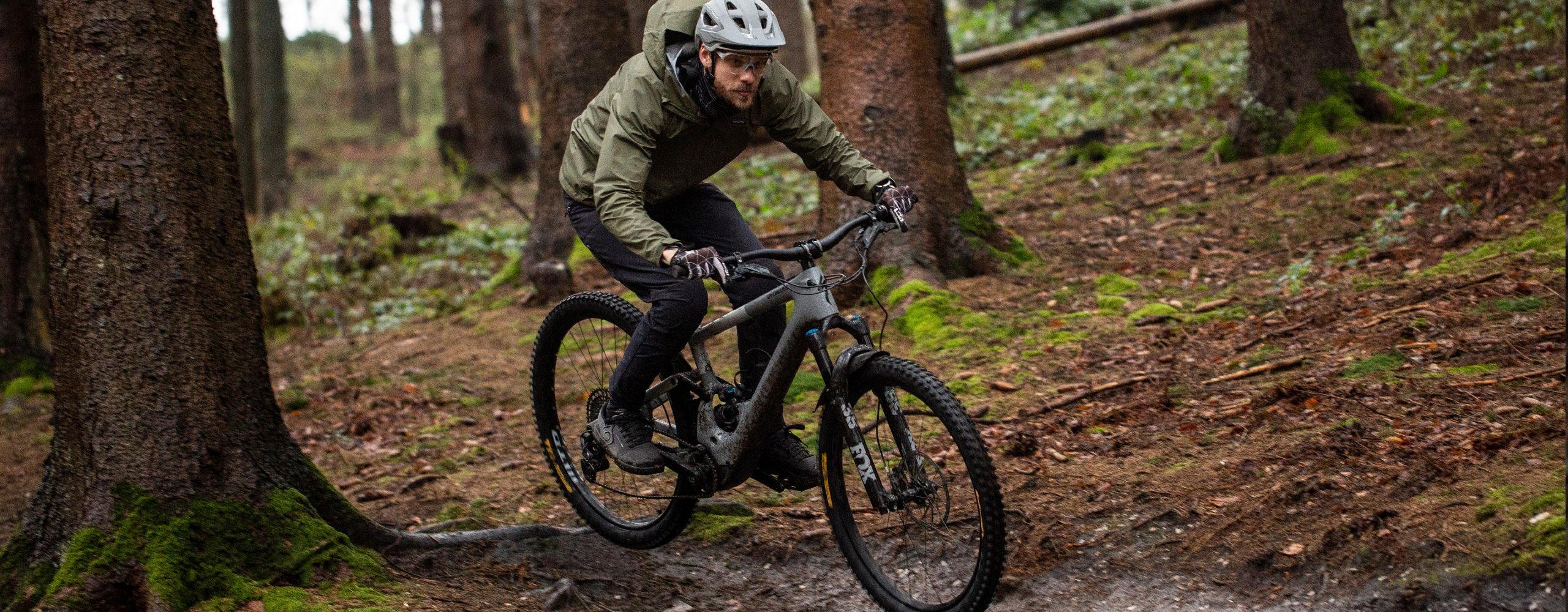 2301107_Matschwetter_MTB_Bekleidung_Mood_Desktop_3840x1500.jpg