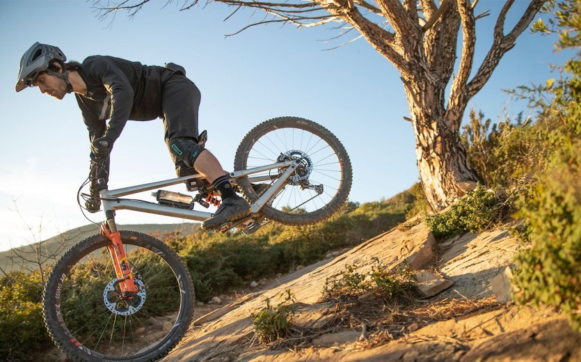 Un ciclista desciende una montaña empinada en su bicicleta de montaña.