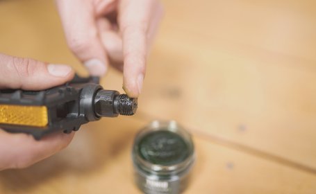 2. Trage Montagepaste auf das Gewinde des Pedals auf