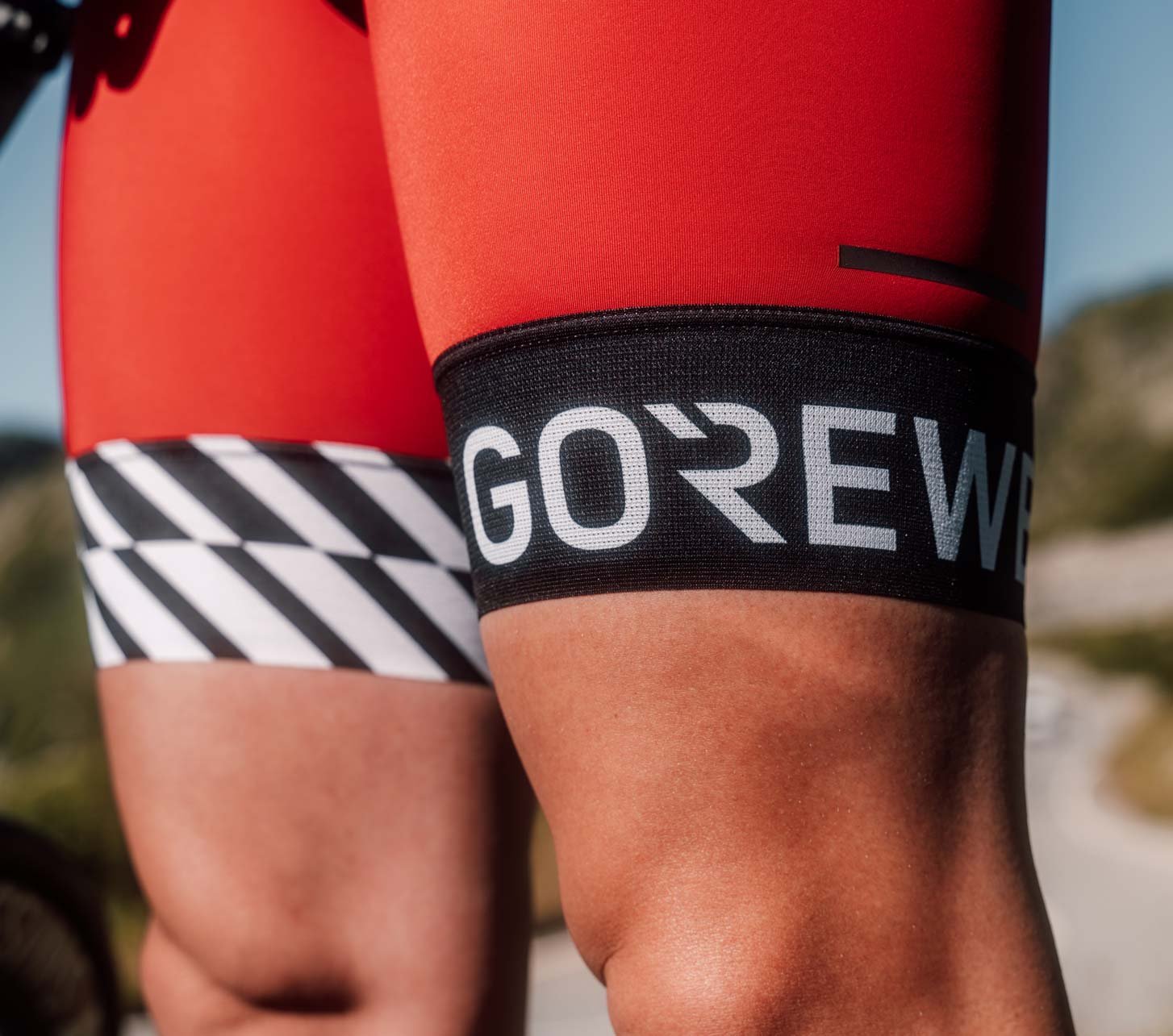 Primer plano de culotte de ciclismo Gore Wear con banda elástica y logotipo en un ciclista de carretera