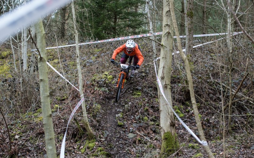 Die bike-components Mitarbeiter beim Superplastik Enduro Cup Rennen in Esneux, Belgien, Theresia Schwenk