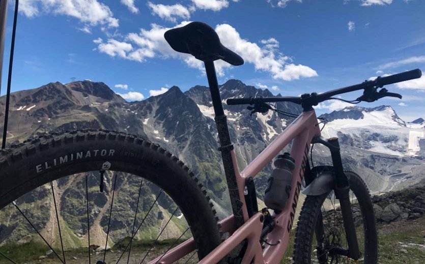 Große Kulisse für große Reifen: Flo war mit seinem Bike eine Woche in den Alpen unterwegs und hat die MTB-Reifen von Specialized ausgiebig testen können.
