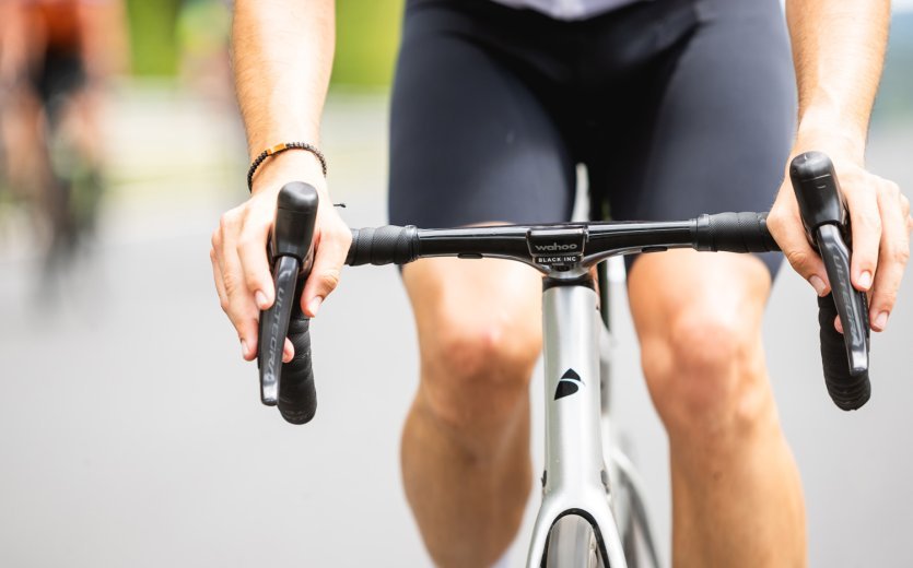 Road handlebars allow you to adopt a suitable grip position depending on your riding situation.
