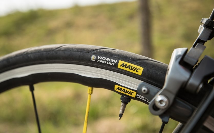 Mavic UST Road Tubeless. A setup that is both fast and provides grip while increasing puncture protection. Go Road tubeless in our shop at bike-components.de.