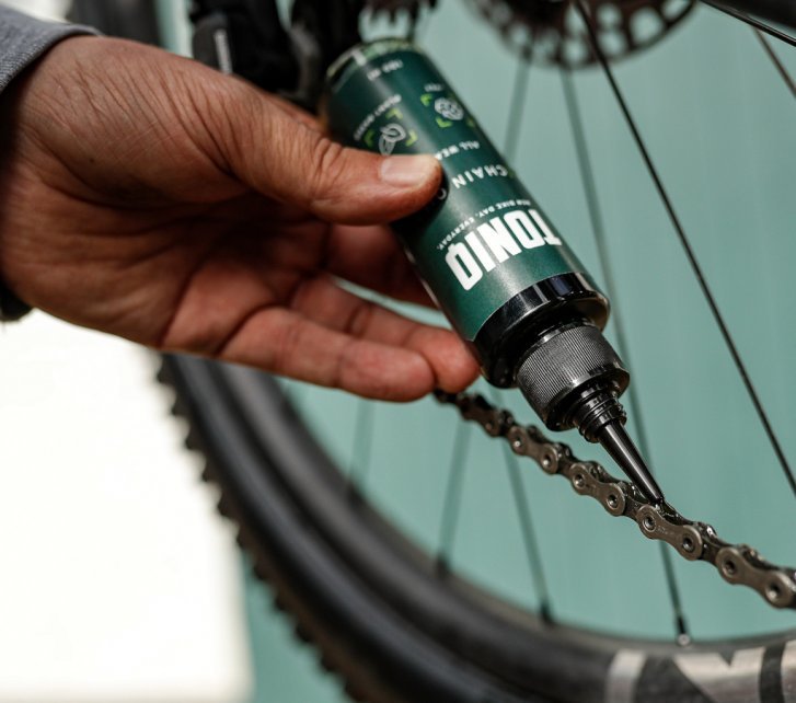 TONIQ chain oil is applied to a bicycle chain. 