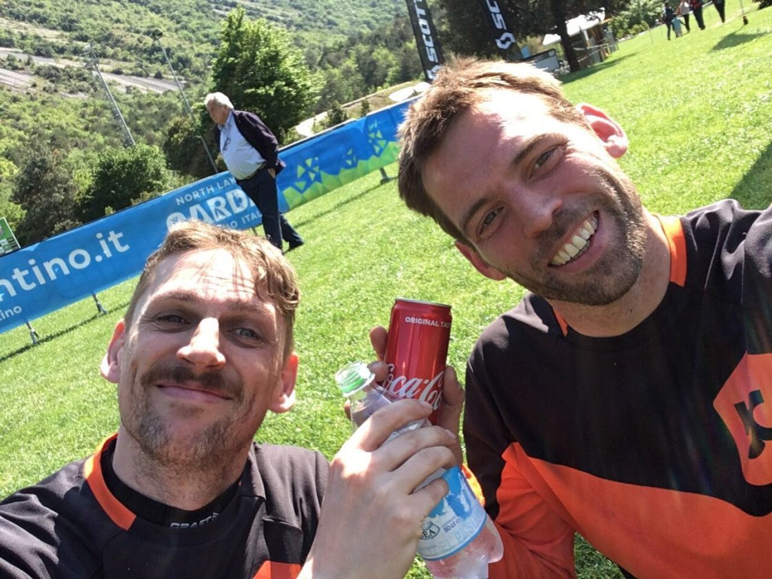 Nach dem Training ist vor dem Rennen. Wie wir uns auf eine Cola gefreut haben.