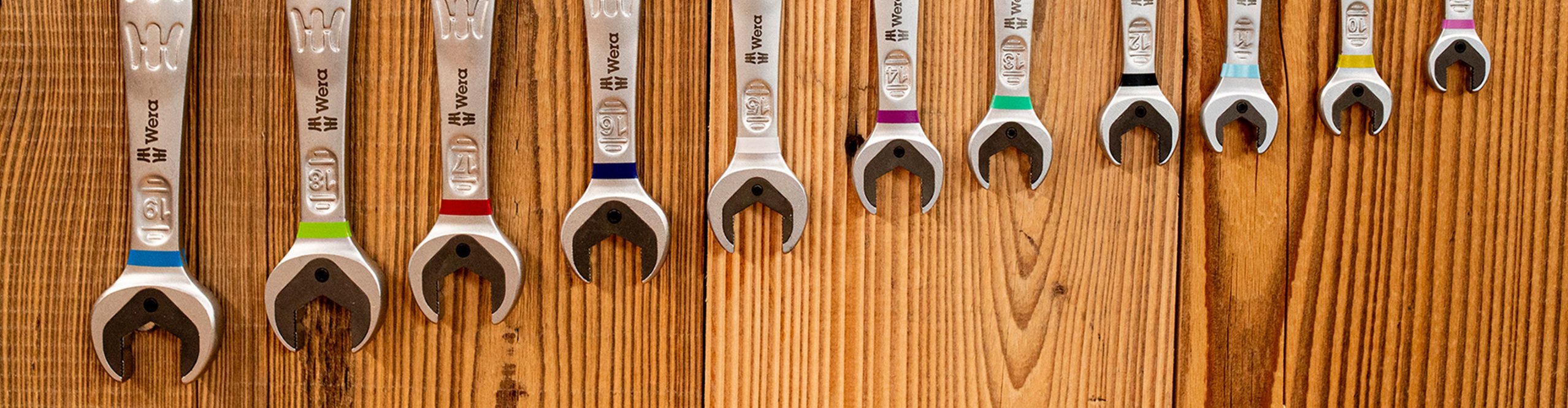Das Wera Joker 11 Ringratschen-Maulschlüssel-Satz Set auf einem Holzpaneel