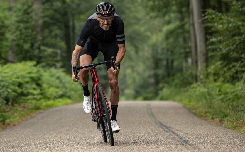 Las ruedas de las bicicletas de ruta deben ser ligeras, rígidas y aerodinámicas.