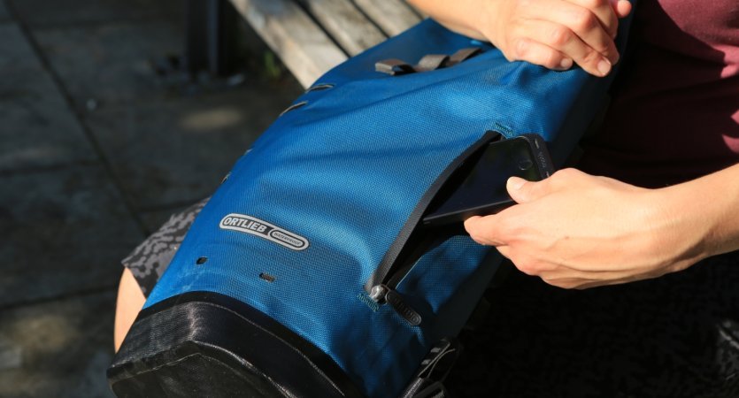 Schneller Zugriff! Aber Vorsicht: Diese kleine Außentasche ist die einzige nicht wasserdichte Stelle am ganzen Rucksack.