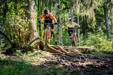 Zwei EVIL Bikes unterwegs auf dem Wurzeltrail